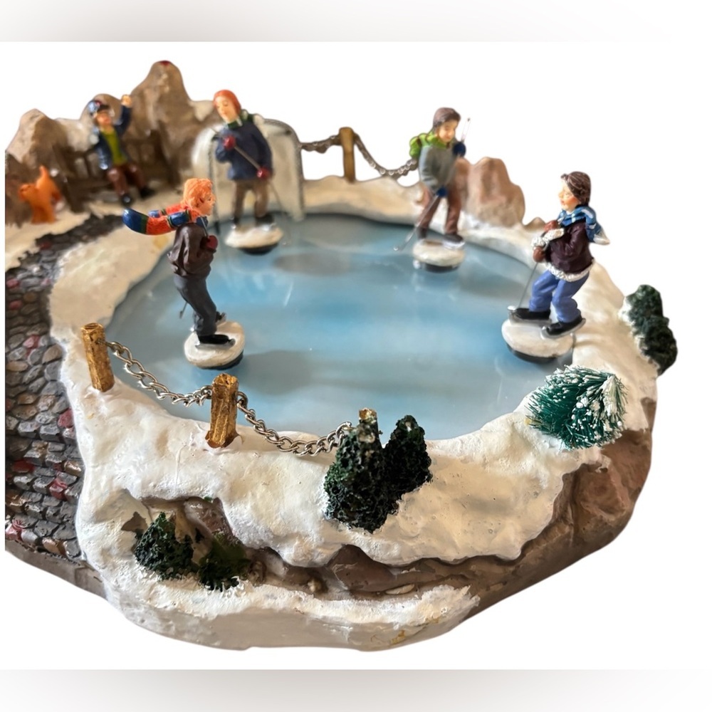 hockey music pond in original box
figurines (4) with music. - Picture 4 of 8